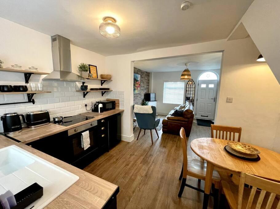 Charming Terrace Home, Nantwich -Near Train Station & Town المظهر الخارجي الصورة