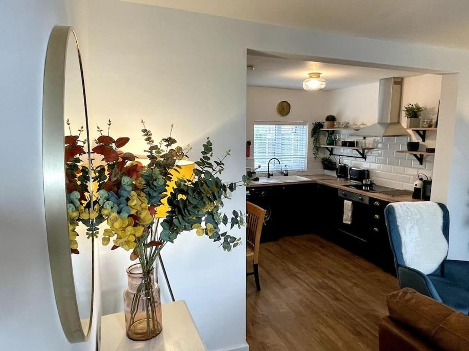 Charming Terrace Home, Nantwich -Near Train Station & Town المظهر الخارجي الصورة