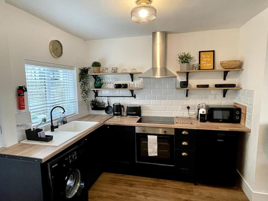 Charming Terrace Home, Nantwich -Near Train Station & Town المظهر الخارجي الصورة